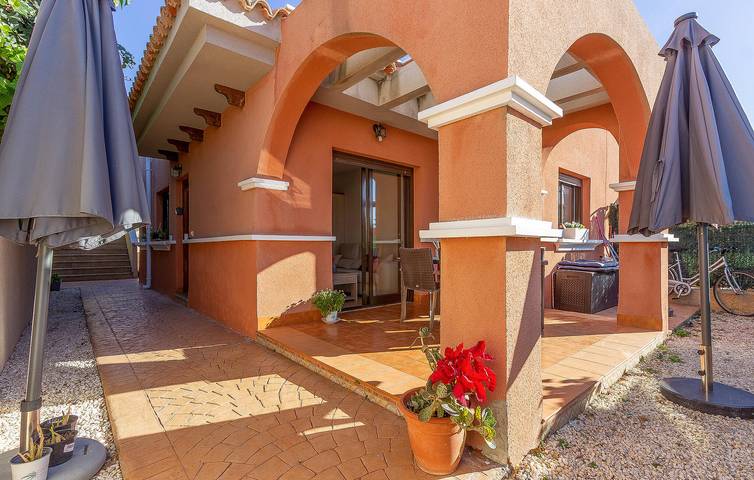 Apartamento para 5 personas, con Terraza además de Jardín y Piscina en Isla Plana