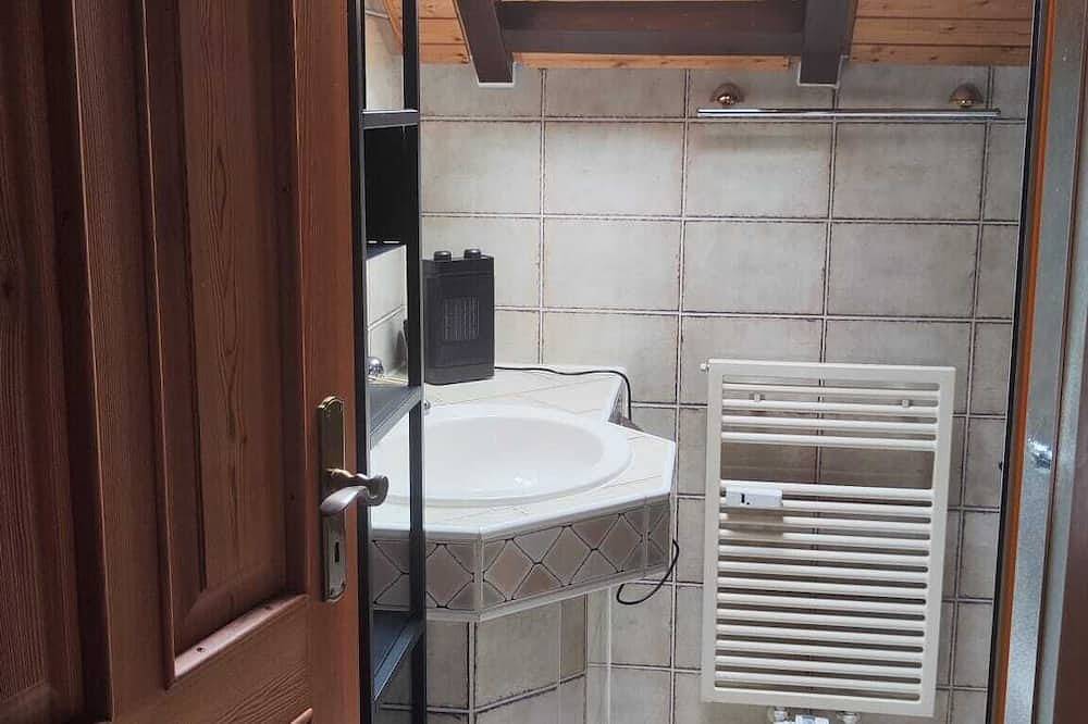 Ganze Wohnung, Batcave, Nette Ferienwohnung im Dachgeschoss in Lahn-Taunus