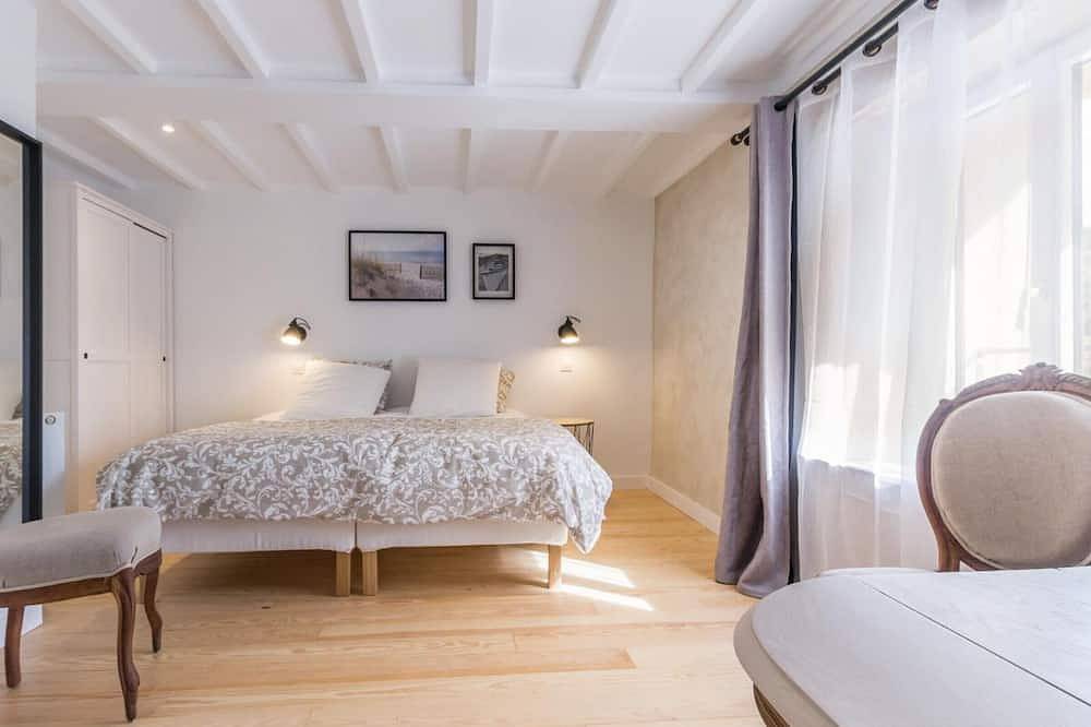 Family home with heated pool, sauna, and Wi-Fi near the sea in Bricqueville-sur-Mer, Coutances
