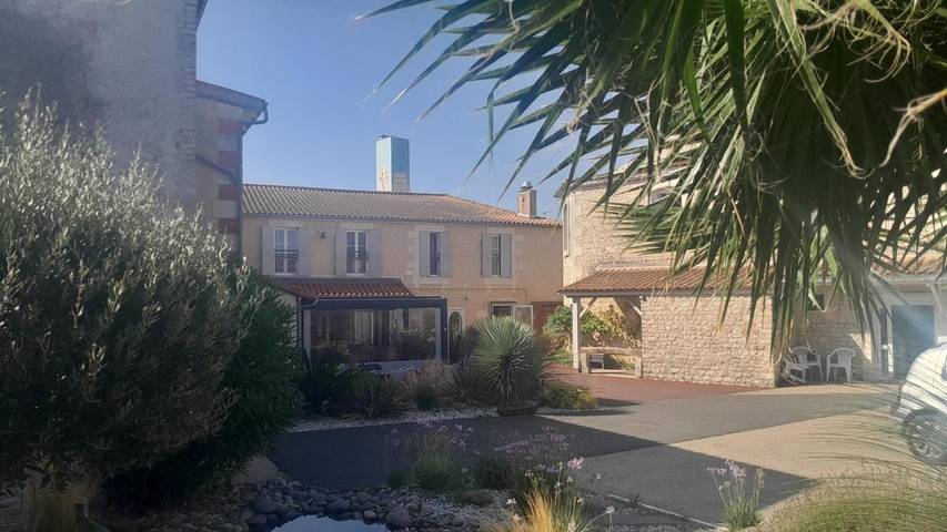 Hôtel pour 2 personnes, avec Terrasse et Jardin dans Thermes Saujon