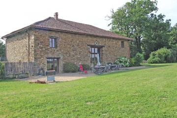 Gîte pour 15 personnes, avec jardin ainsi que terrasse et piscine à Champagnac-la-Rivière