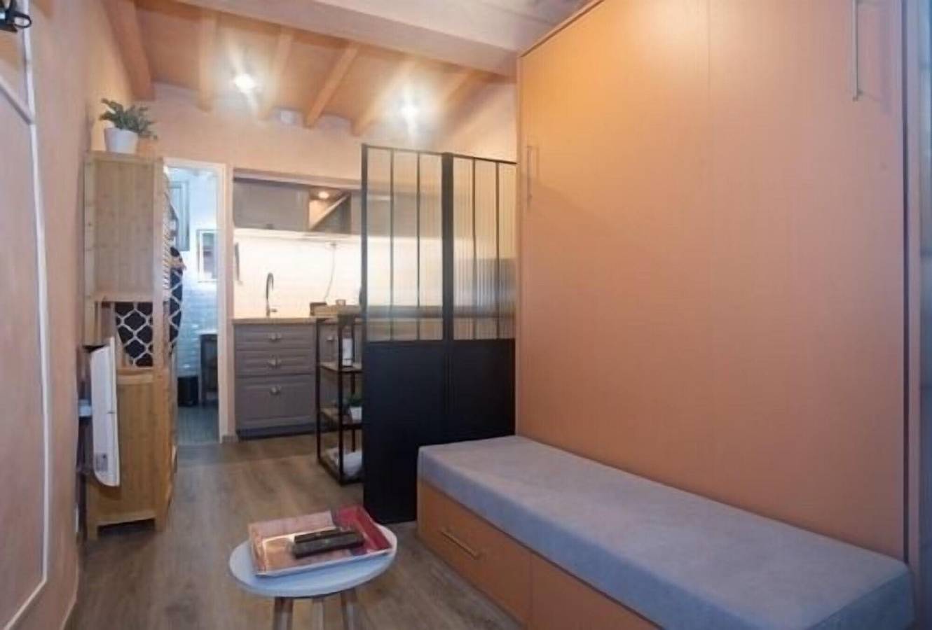 Entire studio, Studio Apartment 'Sublime  En Plein Centre' with Wi-Fi and Air Conditioning in Aix-en-Provence, Aix-en-Provence region