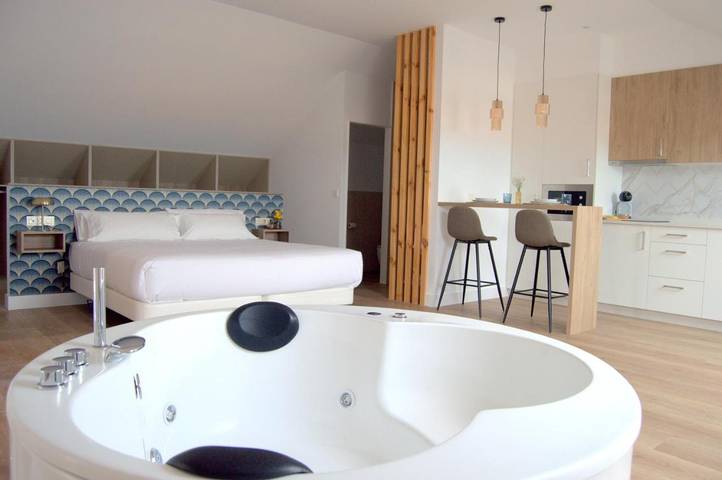 Ferienwohnung für 2 Personen, mit Whirlpool und Garten sowie Ausblick