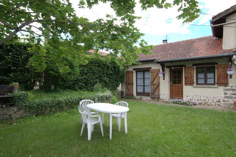 Casa rural con terraza, jardín, juegos y chimenea in Saint-Médard-en-Forez, Montbrison