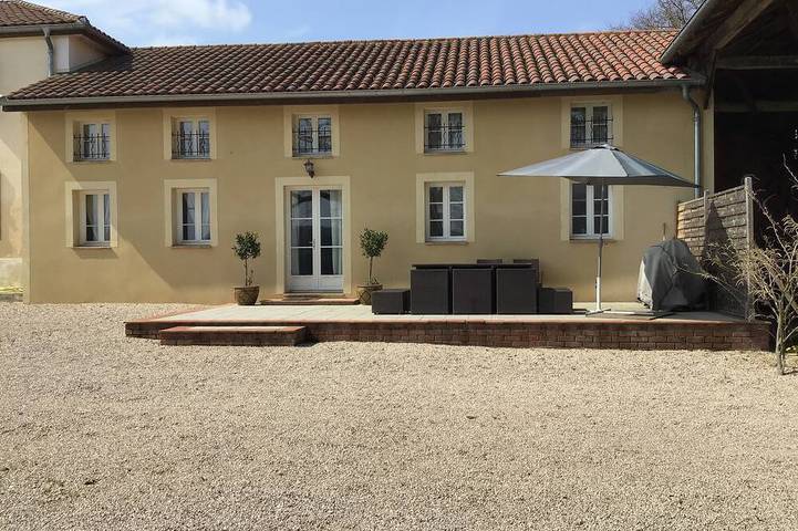 Gîte pour 12 personnes, avec terrasse et jardin dans Cabas-Loumassès