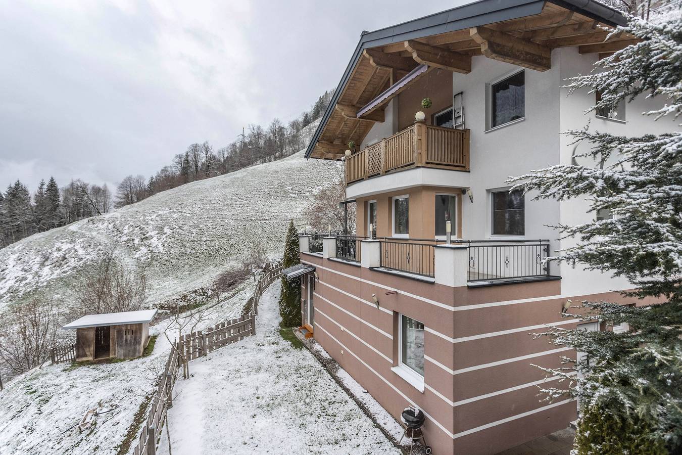 Entire apartment, Holiday flat 'Chalet Berger' with mountain view, communal garden and Wifi. in Sankt Johann im Pongau, Ski Amadé