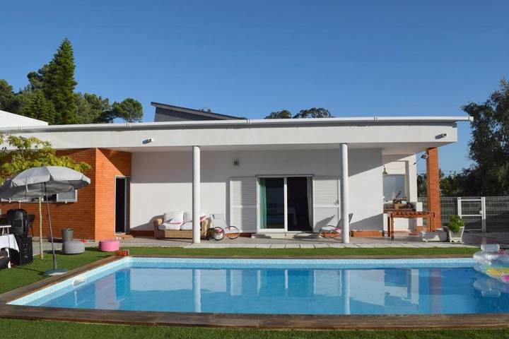 Casa de férias para 21 pessoas, com Varanda e Jacuzzi e ainda Terraço and Jardim em Corroios