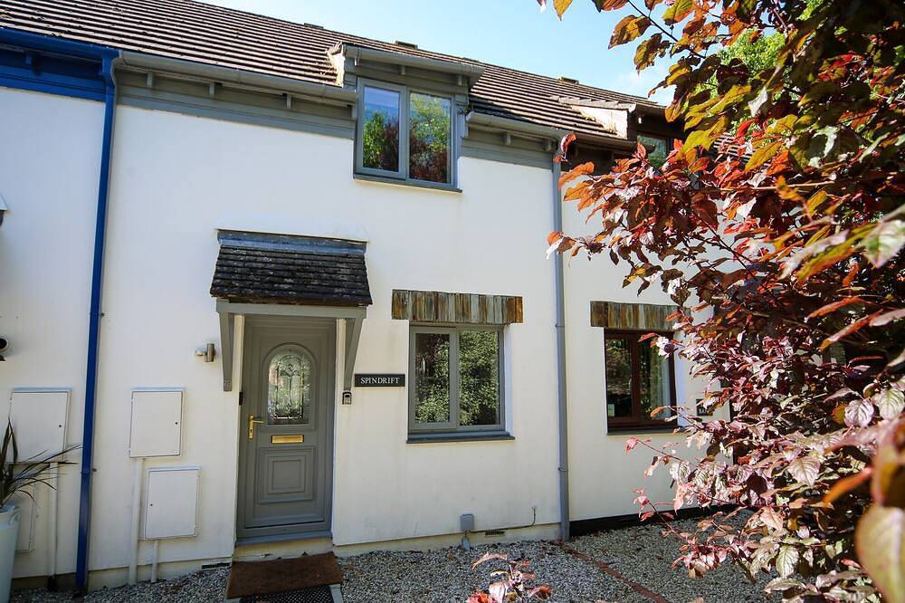 Spindrift, Padstow, peaceful, views, parking - 10min walk to harbour in Padstow, Cornwall