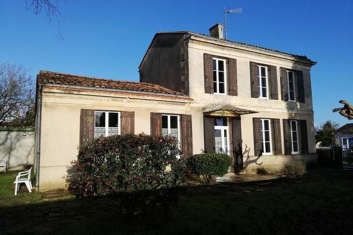 Location de vacances pour 12 personnes, avec jardin et vue à Gauriac