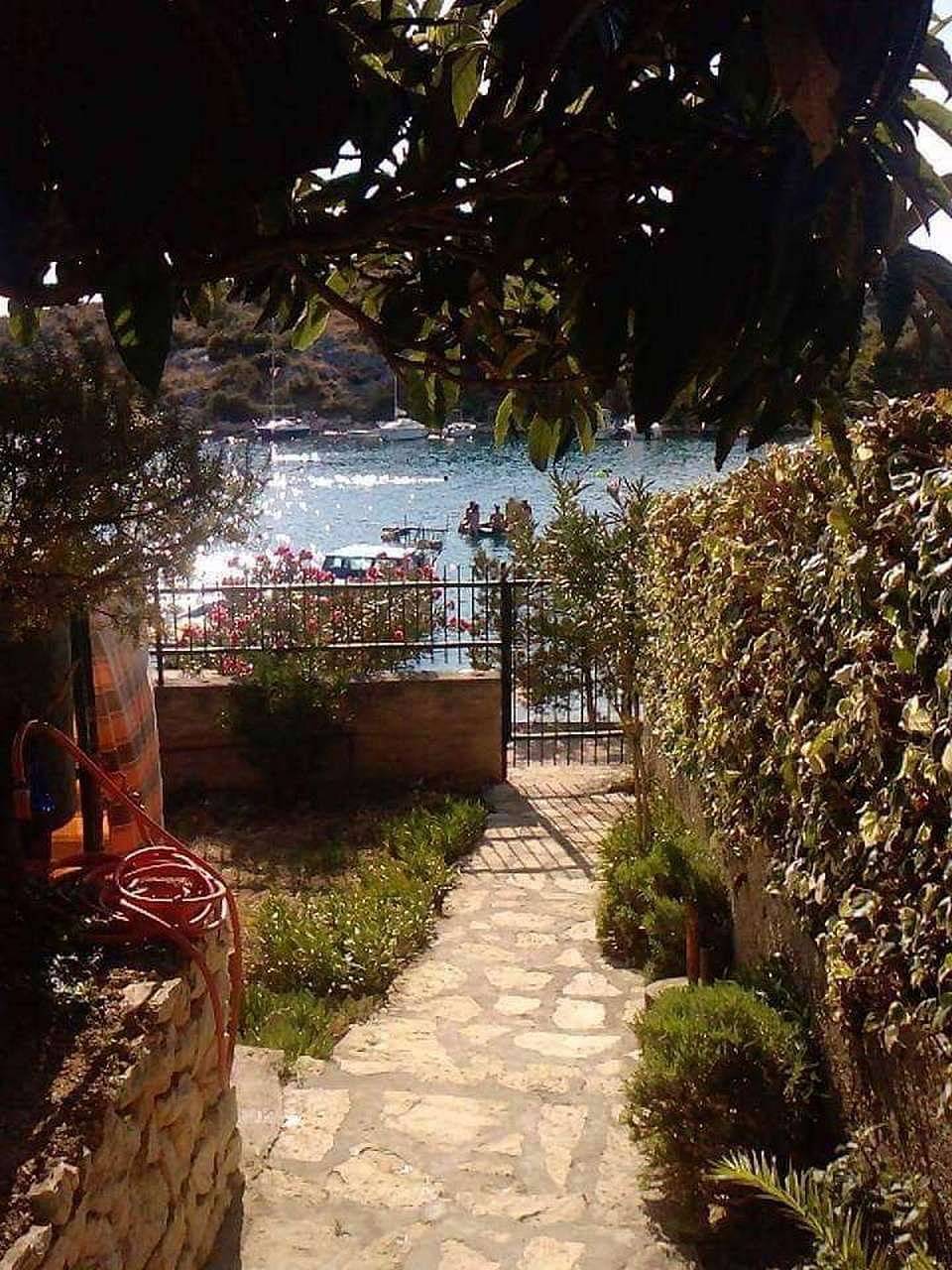 Ganze Wohnung, 2-Zimmer-Ferienwohnung am Strand Grebastica, Sibenik A-23496-a in Grebastica, Šibenik-Knin