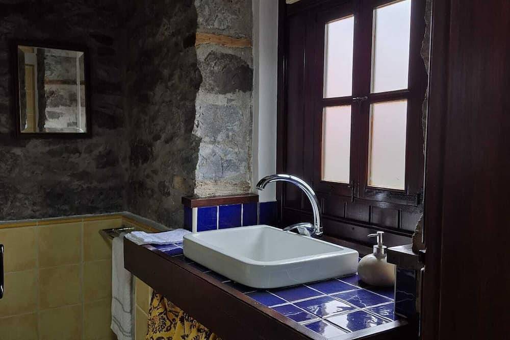 Ländlicher Tourismus - Laurissilva Forest, Naturpark - 8 km vom Strand entfernt - Free Wifi in Camacha, Madeira