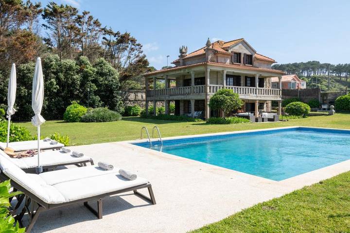Chalet para 14 personas, con vistas además de jardín y piscina, Se admiten mascotas en Rias Baixas - 2