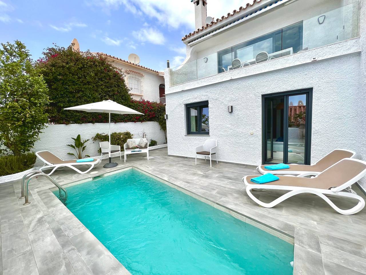 "Wonderful House by the sea" met zee- en bergzicht, zwembad en Wi-Fi in Playa de Burriana, Nerja