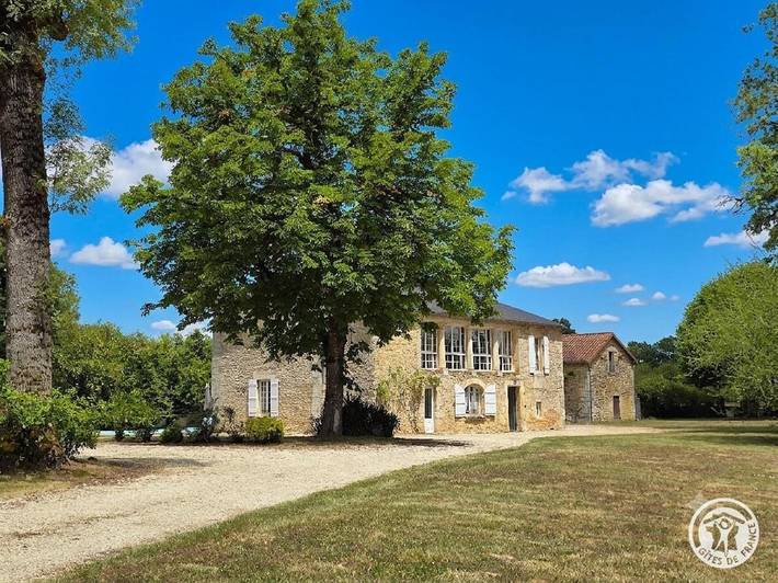 Location de vacances pour 8 personnes, avec Terrasse ainsi que Jardin et Piscine à Savignac-les-Églises - 3