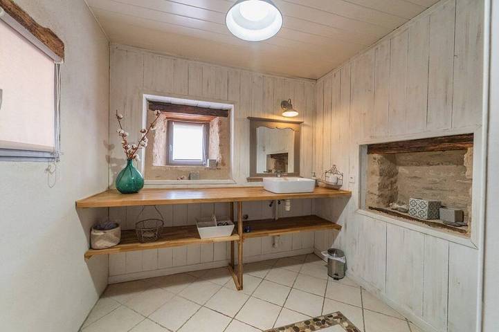 Baptresse: a charming cottage with a pool in Château-Larcher, Vienne