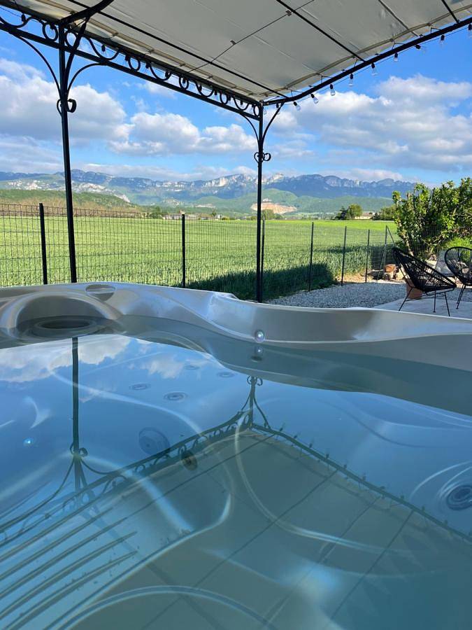 Gîte pour 2 personnes, avec Jacuzzi et Terrasse ainsi que Jardin et Vue dans Marches