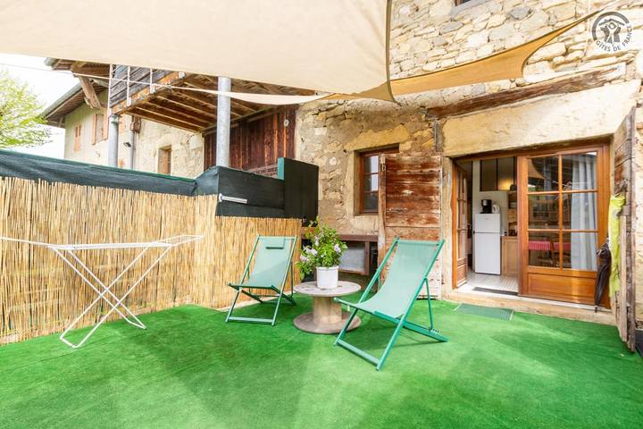 Gîte pour 2 personnes, avec terrasse dans Ayn