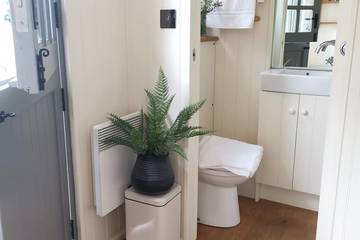 Static Caravan for 2 People in Funtington, West Sussex, Photo 3