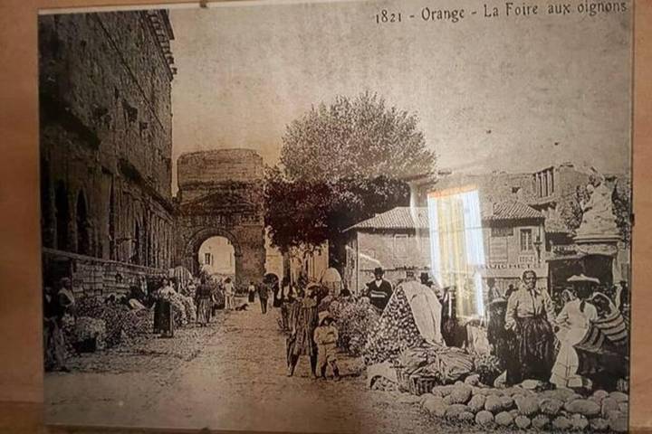 Location de vacances pour 9 personnes, avec Balcon ainsi que Terrasse et Jardin à Saint-Geniès-de-Comolas