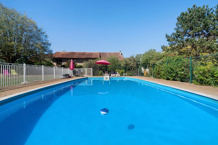 Gîte « Merlot » avec piscine partagée, terrasse privée et wifi in Saint-Saud-Lacoussière, Parc naturel régional Périgord-Limousin
