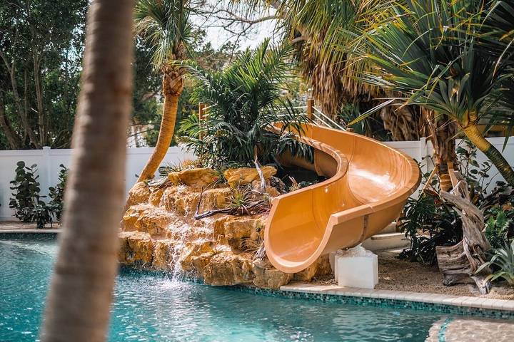 Vacation rental for 18 people, with pool and yard in Sarasota Beach