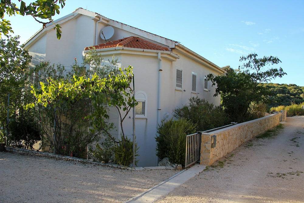 Appartement entier, Beach Apartment 2: zone de baignade privée, plage de sable, Internet sans fil, idéal pour les familles in Novalja, Pag