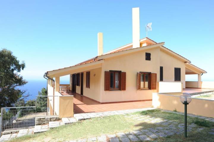 Appart’hôtel pour 5 personnes, avec Balcon et Terrasse ainsi que Jardin et Vue à Sant'Andrea