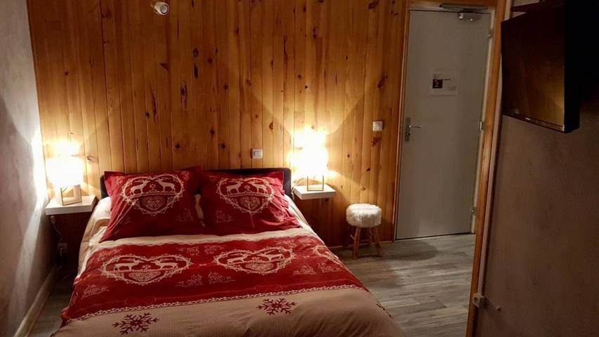 Chambre d’hôte pour 2 personnes, avec vue et terrasse, animaux acceptés à La Condamine-Châtelard