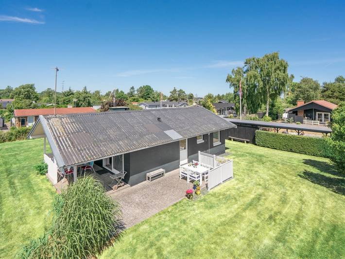 Ferieudlejning for 5 personer, med terrasse i Vejlby Fed