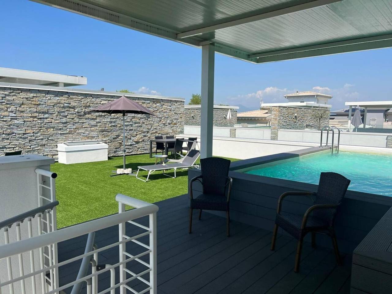 Appartement entier, Appartement « Peschiera Luxury House » avec piscine privée, Wi-Fi et climatisation in Peschiera del Garda, Montagnes autour du lac de Garde