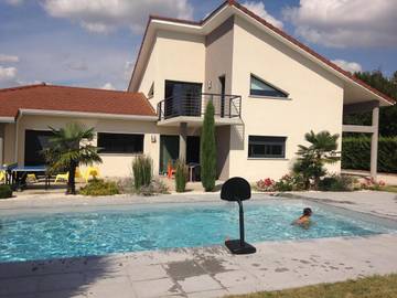 Chambre d’hôte pour 6 personnes, avec piscine et terrasse ainsi que jardin et vue dans la Loire