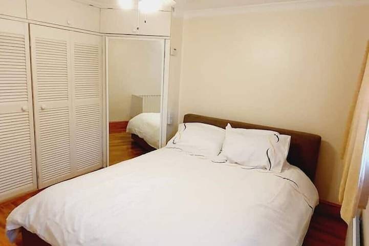 Offering cheerfull and spacious rooms through this 3 bedroom semi detached house in Croydon (borough), Londen