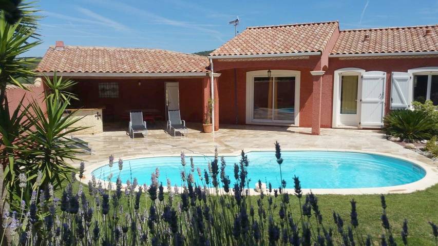 Location de vacances pour 8 personnes, avec vue ainsi que jardin et piscine à Thézan-des-Corbières