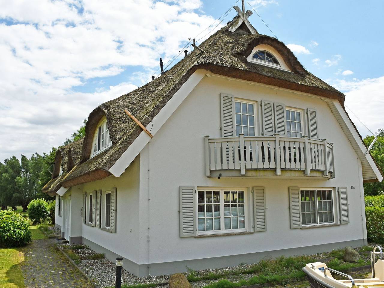 Ganze Ferienwohnung, Landhaus mit Reetdach am Teich - Ferienwohnung Eg 2 mit Terrasse und Strandkorb in Middelhagen, Mönchgut