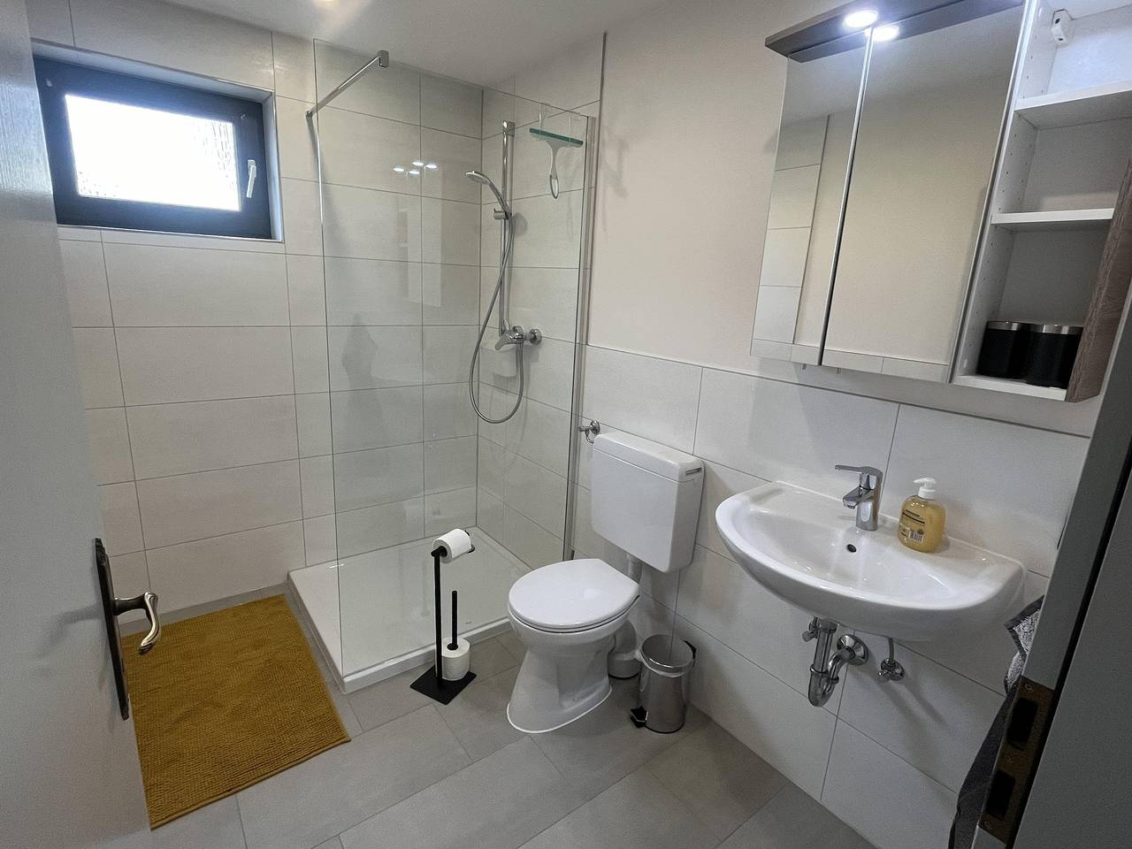 Ganze Ferienwohnung, 4-Bett-Ferienwohnung mit Bad/Wc, bis 6 Pers. in Gillenfeld, Vulkaneifel