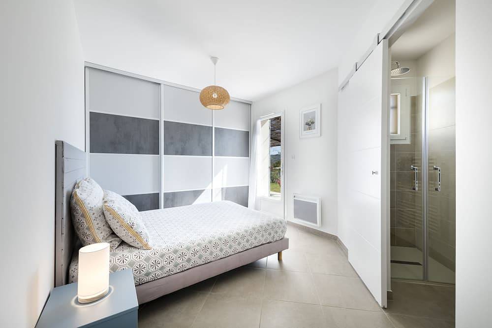 Heated pool villa in Saint-Saturnin-lès-Apt, Parc naturel régional du Luberon