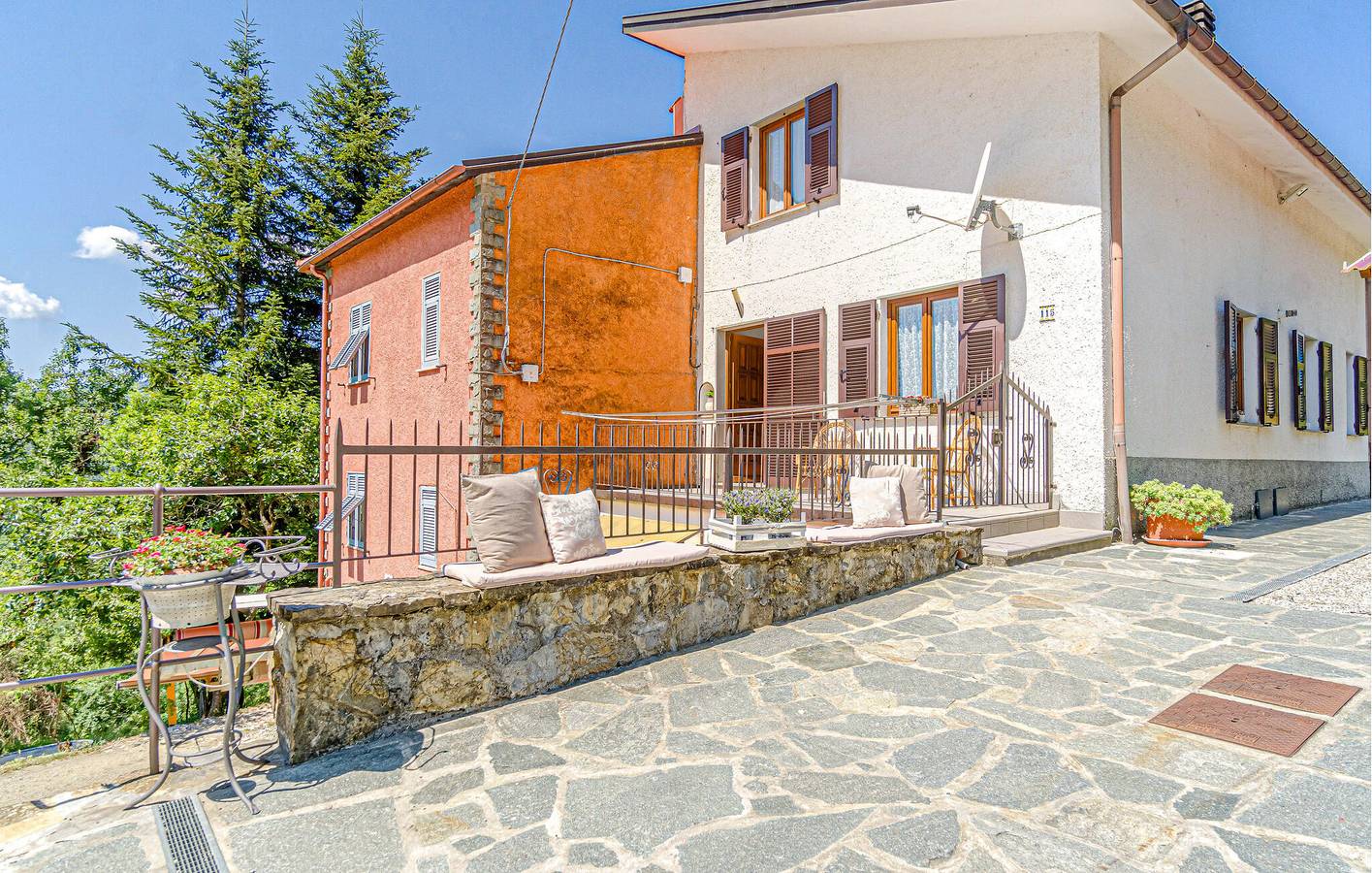 110qm Wohnung mit Parkplatz, WiFi & Babybett in Varese Ligure, La Spezia Provinz