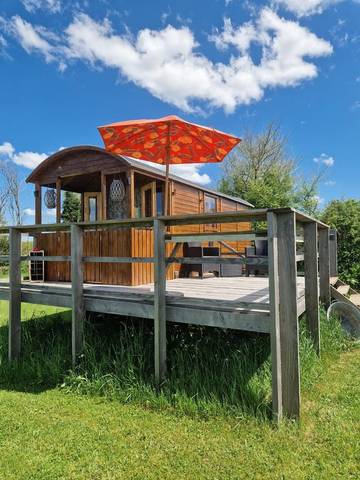 Appartement de vacances pour 2 personnes, avec piscine et terrasse ainsi que vue et jardin dans la Creuse