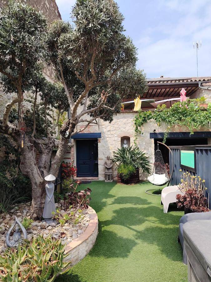 Alojamiento y desayuno para 2 personas, con jardín además de piscina y jacuzzi - 1