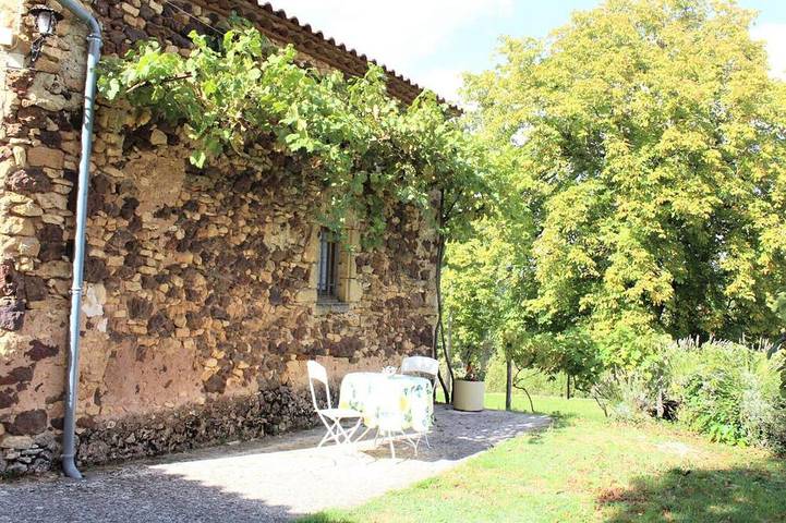 Gîte pour 4 personnes, avec jardin à Mazeyrolles