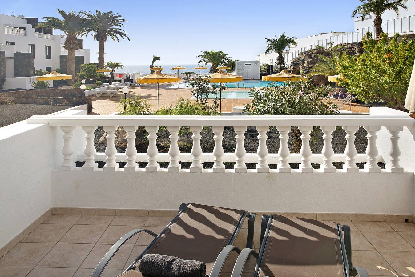 Entire apartment, Holiday Apartment "Perla del Playa Grande" with Sea View, Shared Pool & Wi-Fi in Puerto del Carmen, Tías