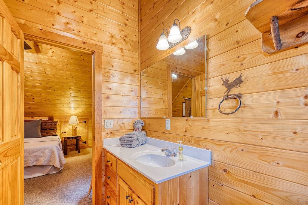 New Fire Pit! 3 King Suites, Creek, 15 mins 2 Br in Chattahoochee National Forest