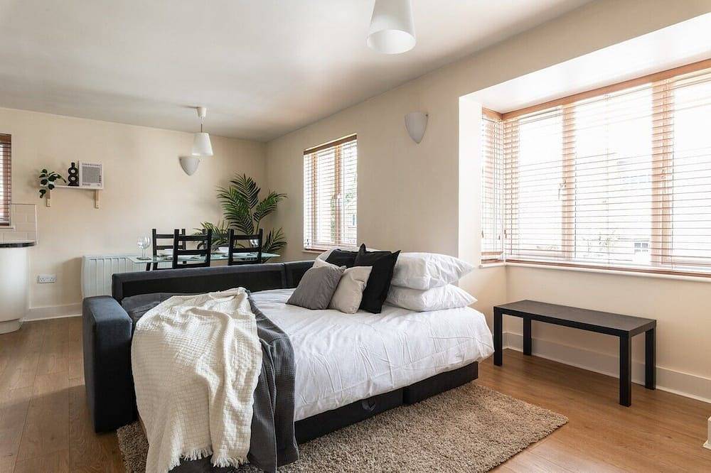Entire apartment, Modern Fully Furnished Apartment/ 2 Parking Spaces in Crawley, West Sussex