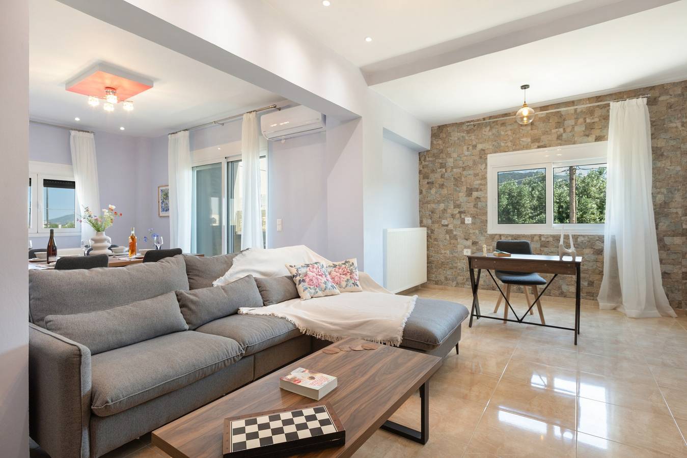 Entire apartment, Three-Bedroom Apartment with Balcony, Hot Tub, Wi-Fi, and Air Conditioning in Perivolia, Chania region
