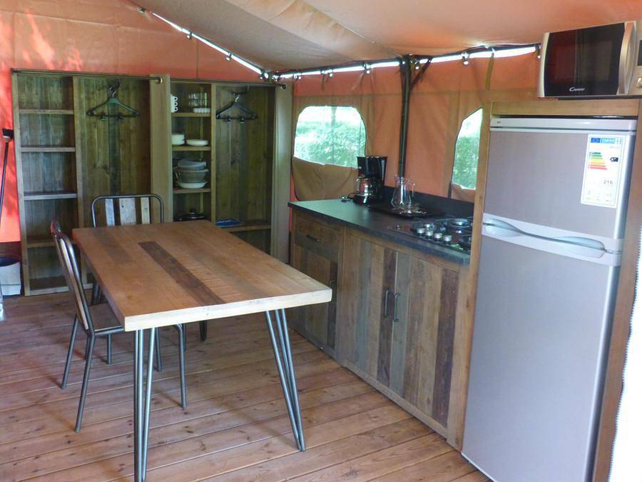 Camping Le Clos de La Lère - Lodge 5 personnes - Tente Lodge Victoria 20m² + 10m² terrasse couverte in Cayriech, Massif central