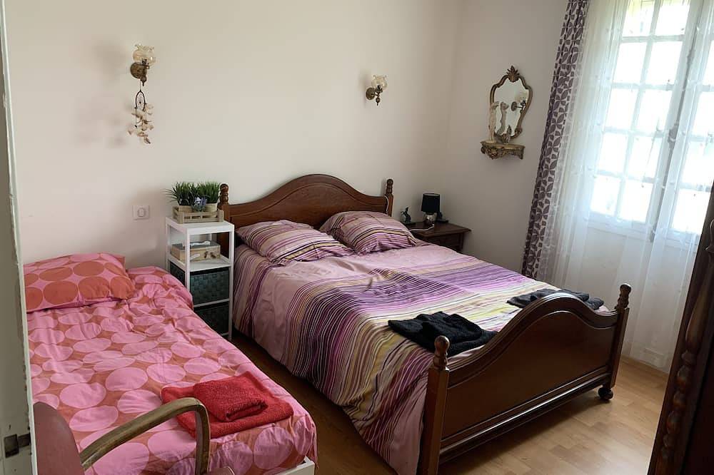Gated family home with private pool  in Roumagne, Región de Marmande