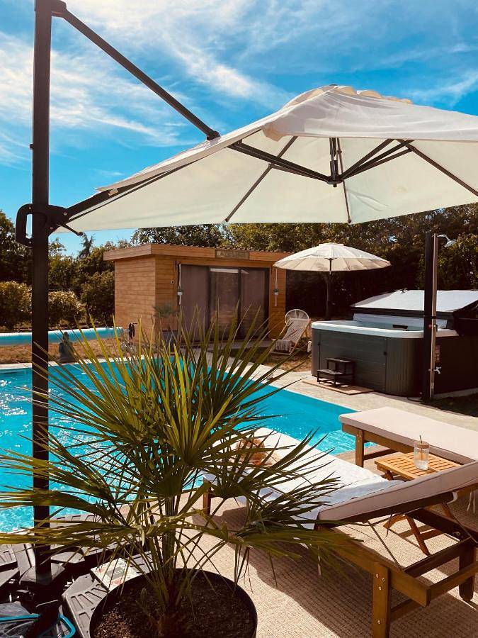 Location de vacances pour 2 personnes, avec Jacuzzi et Terrasse ainsi que Jardin et Piscine à Virac