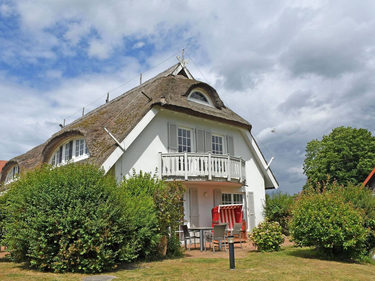 Ganze Ferienwohnung, Landhaus mit Reetdach am Teich - Ferienwohnung Eg 2 mit Terrasse und Strandkorb in Middelhagen, Mönchgut