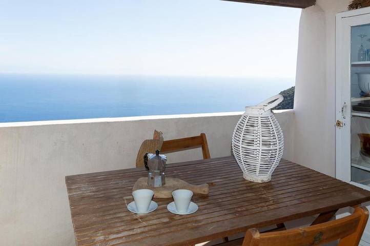Location de vacances pour 2 personnes, avec Balcon ainsi que Terrasse et Vue à Filicudi