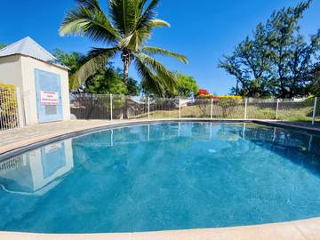 Gîte pour 4 personnes, avec jardin et piscine à La Saline les Bains